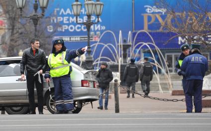 Инспектор ДПС разговаривает с автовладельцем