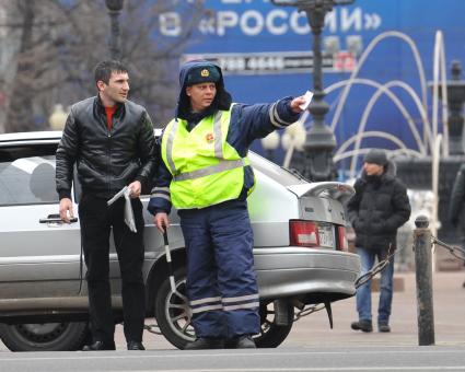 Инспектор ДПС разговаривает с автовладельцем