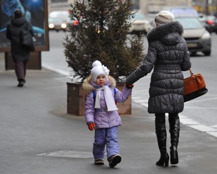 Женщина с ребенком на улице города