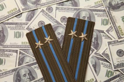 Нашивные погоны офицеров ВВС и ВДВ ( подполковник ) и купюры долларов США.