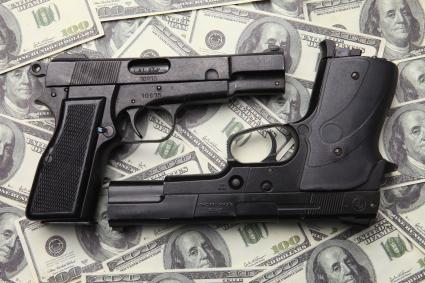 Пистолеты на долларах США.