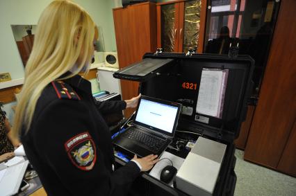 Экспертно-криминалистический центр Управления на транспорте МВД РФ (ЭКЦ УТ МВД России). На снимке: мобильный комплекс эксперта-криминалиста `Папилон-М`.