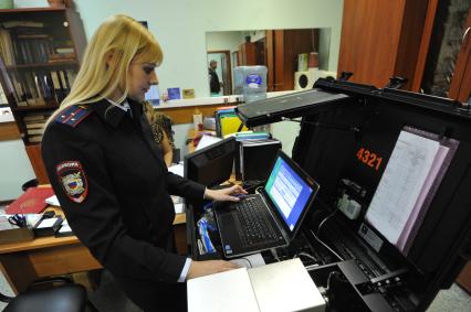 Экспертно-криминалистический центр Управления на транспорте МВД РФ (ЭКЦ УТ МВД России). На снимке: мобильный комплекс эксперта-криминалиста `Папилон-М`.