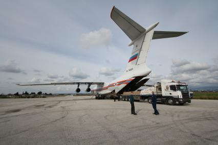 Самолет МЧС РФ на аэродроме Латакая. Разгрузка гуманитарного груза из России.