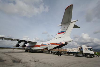 Самолет МЧС РФ на аэродроме Латакая. Разгрузка гуманитарного груза из России.