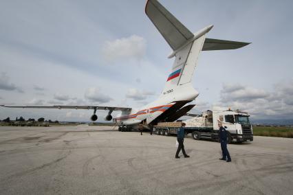 Самолет МЧС РФ на аэродроме Латакая. Разгрузка гуманитарного груза из России.