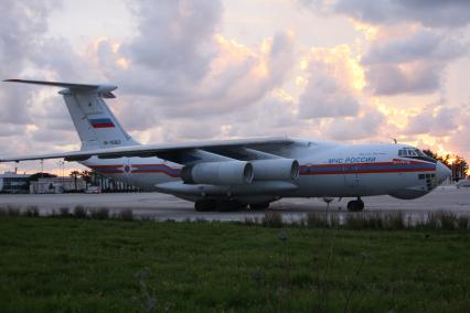 Самолет Ил-62 МЧС России на летном поле.