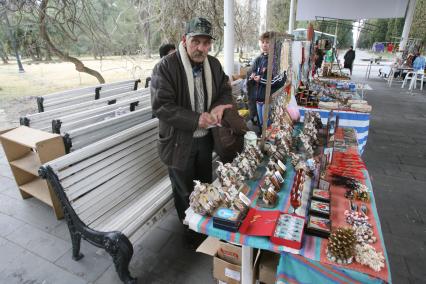 Абхазия. Пицунда. На снимке: продажа сувенирной продукции.