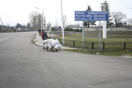 Абхазия. Российско-абхазская граница на реке Псоу. КПП.