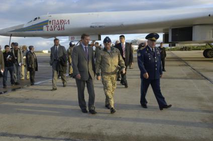 (Слева направо): министр обороны РФ Сергей Иванов, президент РФ Владимир Путин и главнокомандующий ВВС РФ Владимир Михайлов.