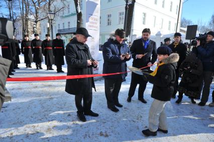 Открытие выставки личных архивов родной сестры последнего российского императора Николая II в рамках официальных торжеств, посвященных 400-летию восстановления российской государственности и юбилею Дома Романовых. На снимке: разрезание красной ленточки.