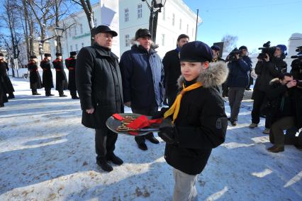 Открытие выставки личных архивов родной сестры последнего российского императора Николая II в рамках официальных торжеств, посвященных 400-летию восстановления российской государственности и юбилею Дома Романовых. На снимке: разрезание красной ленточки.