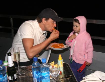 Диск54. \"Кинотавр\" 2008 год. На снимке: актер Башаров Марат с дочкой Амели