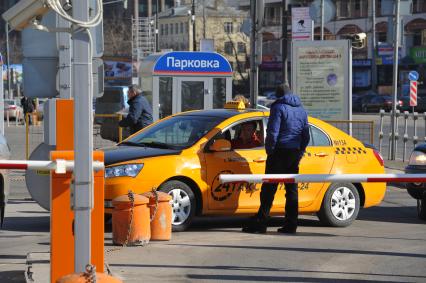 Такси на парковке.