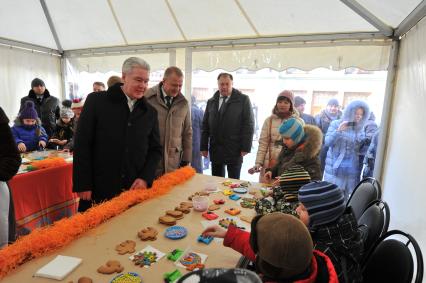 Открытие городского Масленичного фестиваля в Камергерском переулке. На снимке: мэр Москвы Сергей Собянин (слева) и руководитель Департамента культуры Москвы Сергей Капков (в центре).