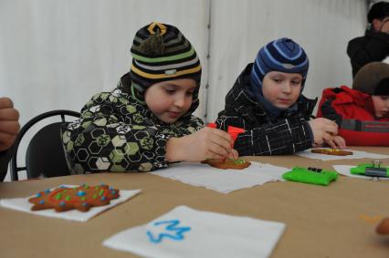 Открытие городского Масленичного фестиваля в Камергерском переулке. На снимке: дети украшают блины.