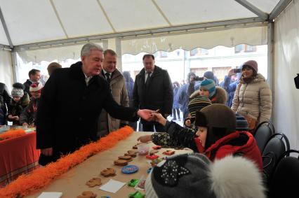 Открытие городского Масленичного фестиваля в Камергерском переулке. На снимке: мэр Москвы Сергей Собянин (в центре) и руководитель Департамента культуры Москвы Сергей Капков (второй справа).