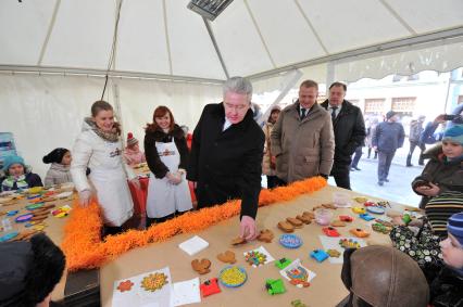 Открытие городского Масленичного фестиваля в Камергерском переулке. На снимке: мэр Москвы Сергей Собянин (в центре) и руководитель Департамента культуры Москвы Сергей Капков (второй справа).