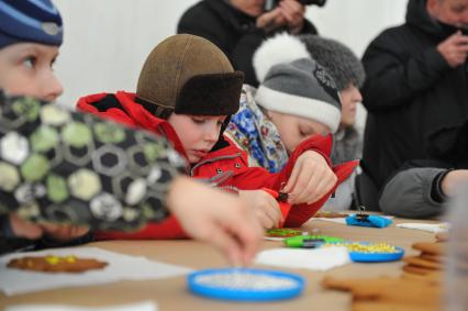 Открытие городского Масленичного фестиваля в Камергерском переулке. На снимке: дети украшают блины.