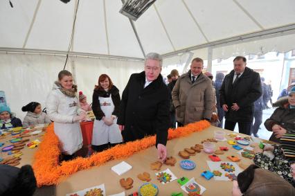 Открытие городского Масленичного фестиваля в Камергерском переулке. На снимке: мэр Москвы Сергей Собянин (в центре) и руководитель Департамента культуры Москвы Сергей Капков (второй справа).