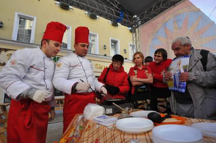 Открытие городского Масленичного фестиваля в Камергерском переулке.