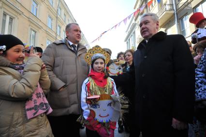 Открытие городского Масленичного фестиваля в Камергерском переулке. На снимке: руководитель Департамента культуры Москвы Сергей Капков (слева) и мэр Москвы Сергей Собянин.