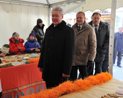 Открытие городского Масленичного фестиваля в Камергерском переулке. На снимке: мэр Москвы Сергей Собянин (слева) и руководитель Департамента культуры Москвы Сергей Капков (в центре).