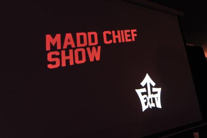 `Madd Chief Show`- это новый подход к такому жанру, как массовая импровизация. Это призыв к сиюминутному творчеству: музыка и танец рождаются `здесь и сейчас`.