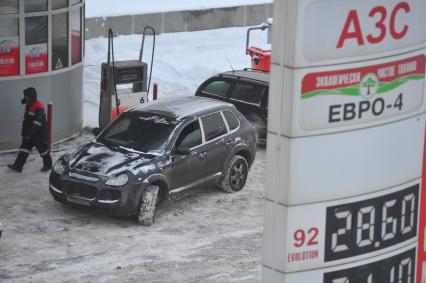 Автозаправочная станция. На снимке: автомобиль Porsche Cayenne.