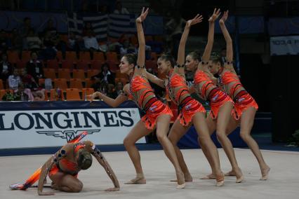 Российская гимнастка, двукратная олимпийская чемпионка в многоборье  Евгения Канаева (в центре?).