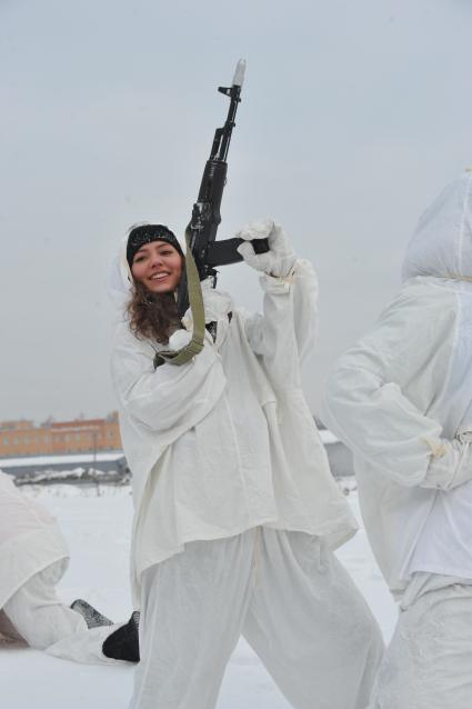 Саперная часть в Подмосковье. Участницы конкурса `Мисс Россия 2013` поздравили военнослужащих с Днем защитника Отечества. На снимке: участница конкурса в белом маскировочном костюме.