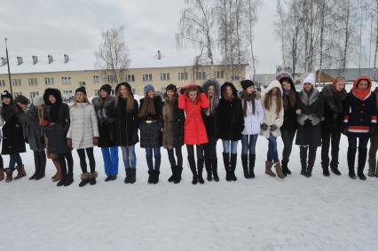 Саперная часть в Подмосковье. Участницы конкурса `Мисс Россия 2013` поздравили военнослужащих с Днем защитника Отечества. На снимке: шеренга участниц конкурса.