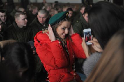 Саперная часть в Подмосковье. Участницы конкурса `Мисс Россия 2013` поздравили военнослужащих с Днем защитника Отечества. На снимке: участница конкурса в военном берете