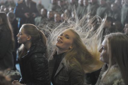 Саперная часть в Подмосковье. Участницы конкурса `Мисс Россия 2013` поздравили военнослужащих с Днем защитника Отечества.