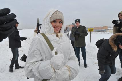 Саперная часть в Подмосковье. Участницы конкурса `Мисс Россия 2013` поздравили военнослужащих с Днем защитника Отечества. На снимке: участница конкурса в белом маскировочном костюме.