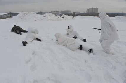 Саперная часть в Подмосковье. Участницы конкурса `Мисс Россия 2013` поздравили военнослужащих с Днем защитника Отечества. На снимке: участницы конкурса в белых маскировочных костюмах.