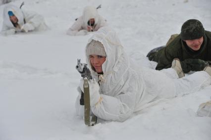 Саперная часть в Подмосковье. Участницы конкурса `Мисс Россия 2013` поздравили военнослужащих с Днем защитника Отечества. На снимке: участница конкурса в белом маскировочном костюме.