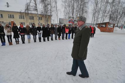 Саперная часть в Подмосковье. Участницы конкурса `Мисс Россия 2013` поздравили военнослужащих с Днем защитника Отечества.