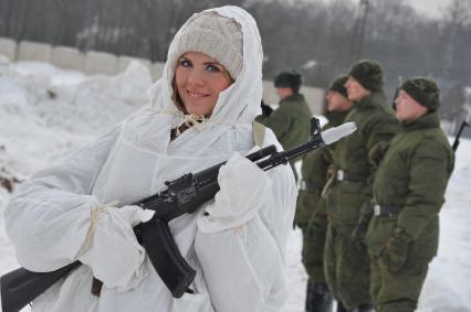 Саперная часть в Подмосковье. Участницы конкурса `Мисс Россия 2013` поздравили военнослужащих с Днем защитника Отечества. На снимке: участница конкурса в белом маскировочном костюме.