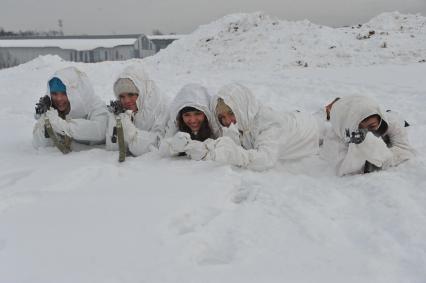 Саперная часть в Подмосковье. Участницы конкурса `Мисс Россия 2013` поздравили военнослужащих с Днем защитника Отечества. На снимке: участницы конкурса в белых маскировочных костюмах.