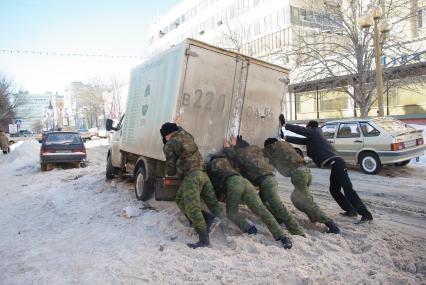 Солдаты толкают забуксовавшую в снегу `Газель`