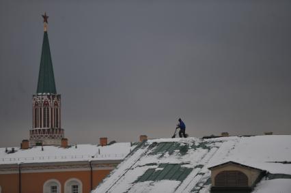 Кремль. Чистка снега с крыши.