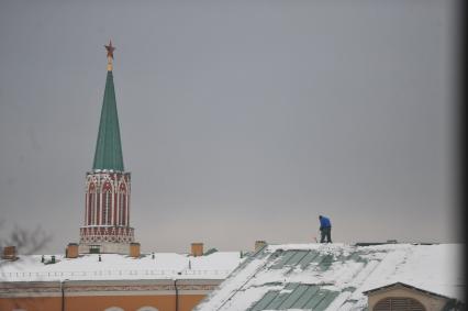 Кремль. Чистка снега с крыши.