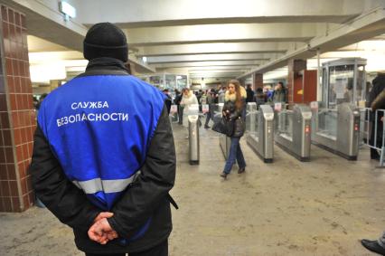 Станция метро `Комсомольская`. Рейд по выявлению безбилетных пассажиров. На снимке: сотрудник службы безопасности метрополитена и пассажиры.