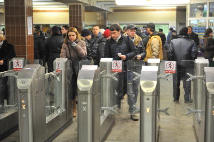 Станция метро `Комсомольская`. На снимке: пассажиры у турникетов.