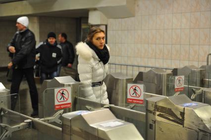 Станция метро `Комсомольская`. На снимке: пассажирка у турникета.