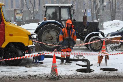 Рабаота аварийной бригады Мосводоканала.