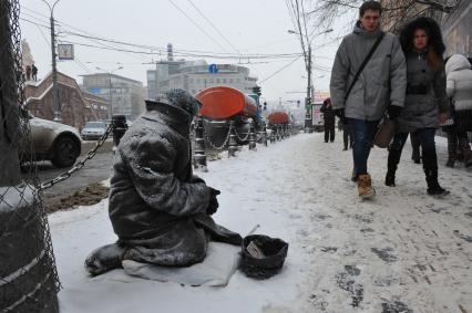 Женщина просит милостыню.