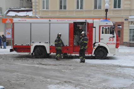 Пожарная машина у здания театра Вахтангова, находящегося на реконструкции. В здании театра загорелся строительный мусор на четвертом этаже.