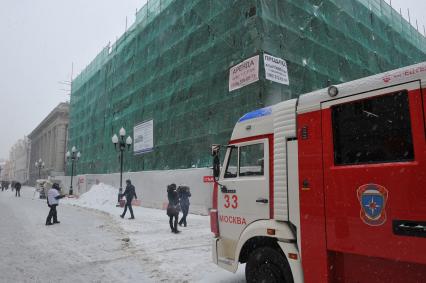 Пожарная машина у здания театра Вахтангова, находящегося на реконструкции. В здании театра загорелся строительный мусор на четвертом этаже.